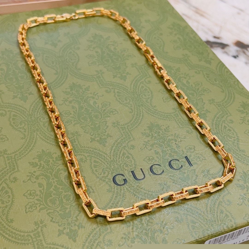 G*u*i necklaces